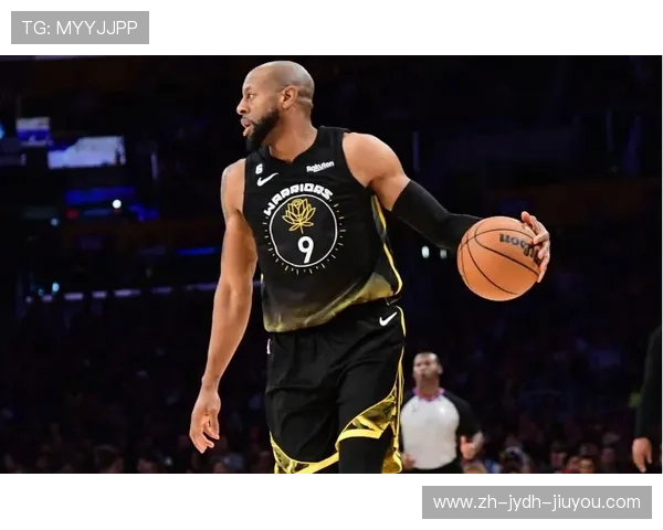 安德烈·伊戈达拉在勇士的防守体系中起到桥梁与领袖作用 安德烈·伊戈达拉在勇士的防守体系中起到桥梁与领袖作用