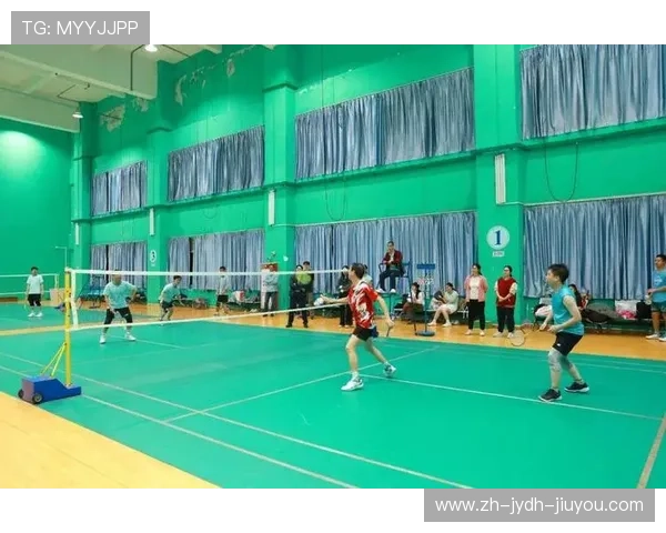 羽毛球场上的青春风采，美女挥拍间展现动感与魅力